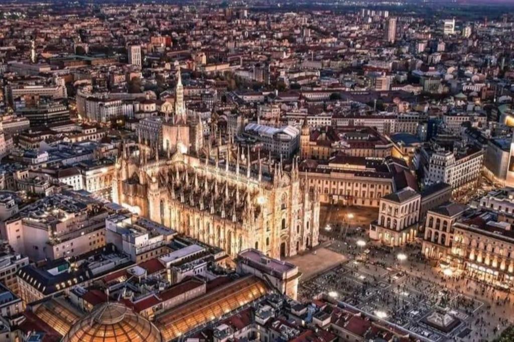 Ad Un Passo Dal Duomo Elegante Appartamento Wifi Милан Экстерьер фото