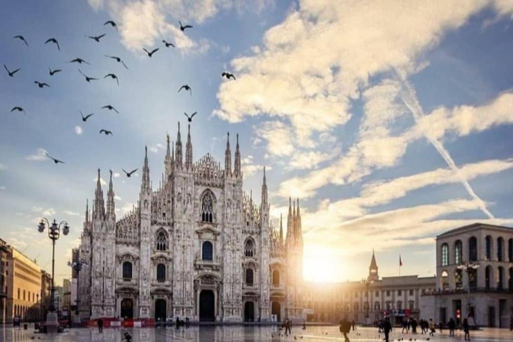 Ad Un Passo Dal Duomo Elegante Appartamento Wifi Милан Экстерьер фото